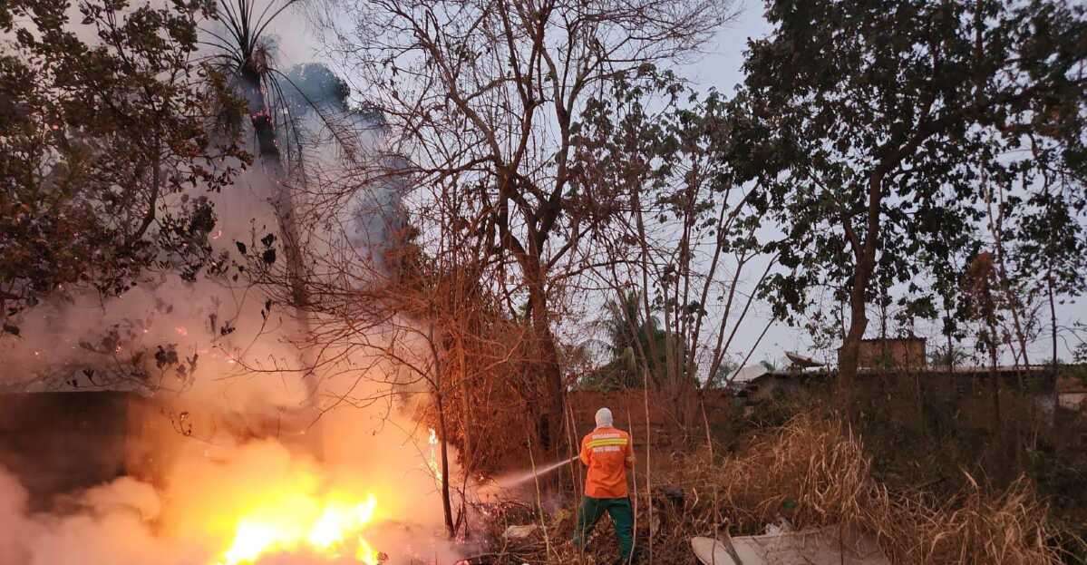 Bombeiros Militares combatem incêndio em área de vegetação em loteamento no Mato Grosso | FTN Brasil