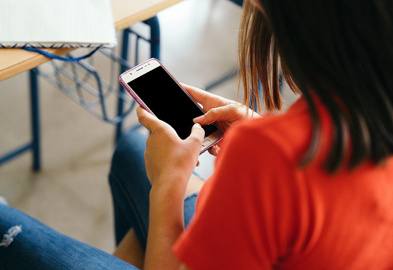 Escolas adotam regras mais rígidas para uso de celular por alunos