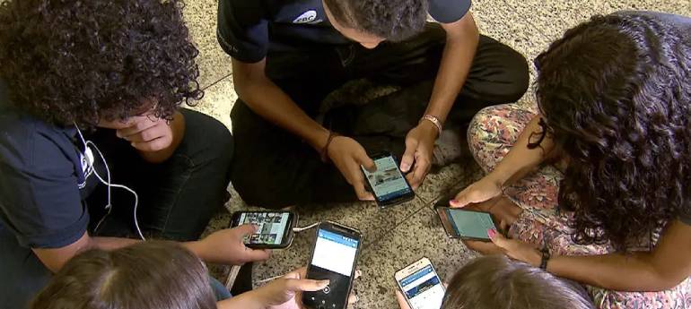 O que sabemos sobre o uso (e a proibição) de celular nas escolas