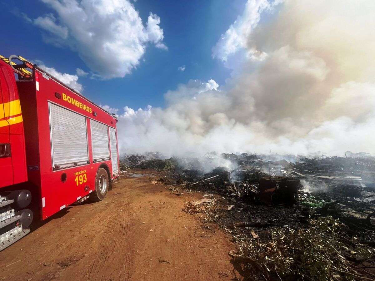 Corpo de Bombeiros combate incêndio de grandes proporções em aterro sanitário | FTN Brasil