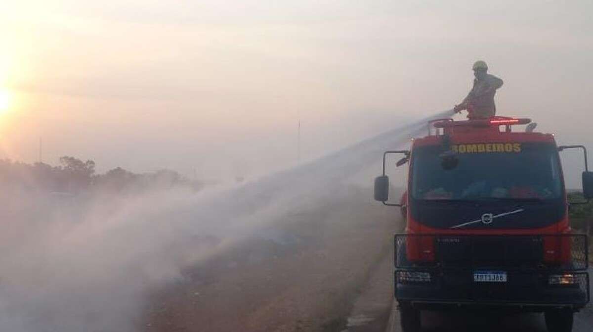 Corpo de Bombeiros de Mato Grosso combate incêndio em vegetação às margens da rodovia em Campo Verde | FTN Brasil