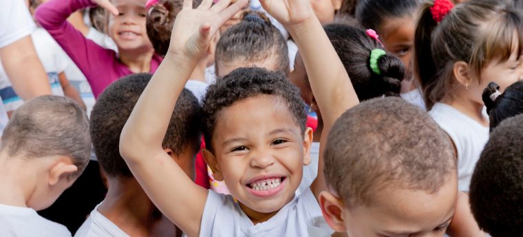 Educação infantil é crucial para desenvolvimento a longo prazo, diz vencedora de Prêmio Nobel