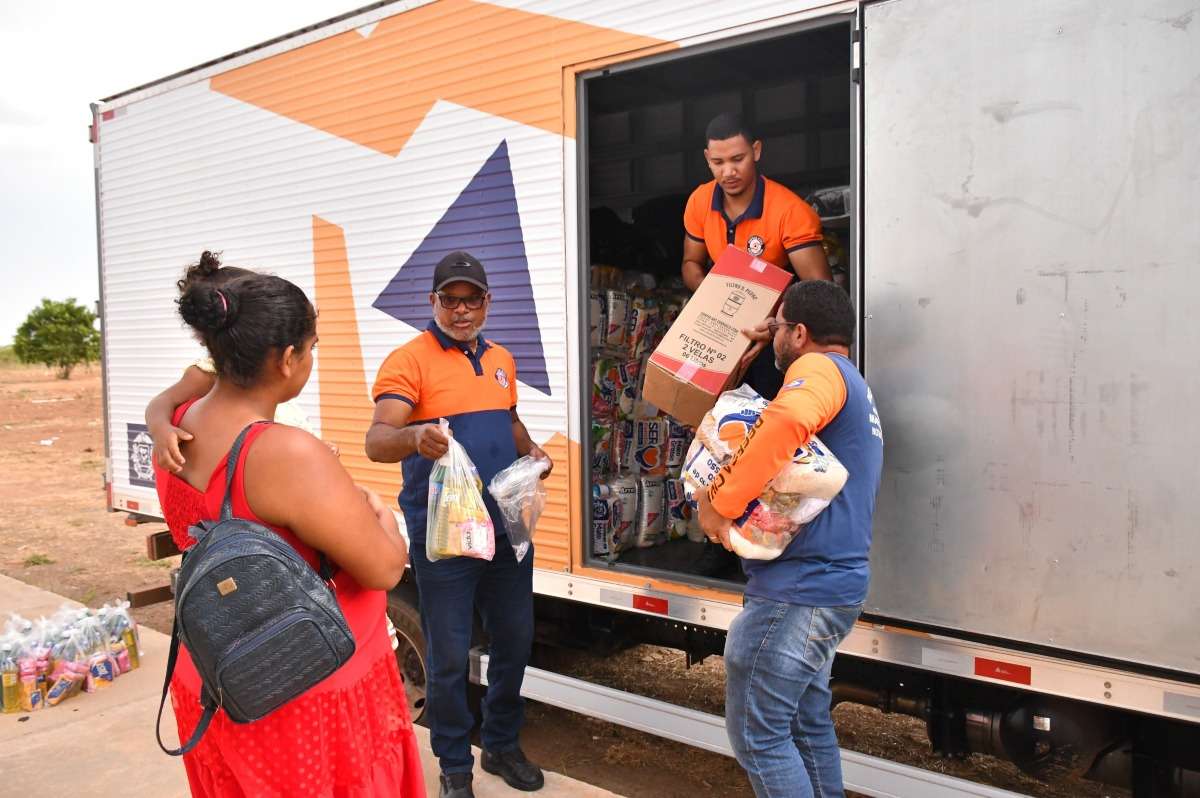 Governo de MT entrega 1,3 mil cestas de alimentos à população afetada pelos incêndios florestais | FTN Brasil