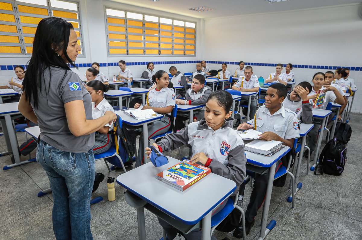 Mais de 16 mil estudantes fazem prova neste domingo (13) para ingresso nas 28 escolas estaduais militares | FTN Brasil