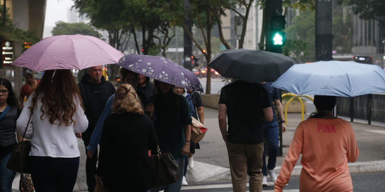 Mesmo com chuva fraca, São Paulo registra falta de luz em bairros