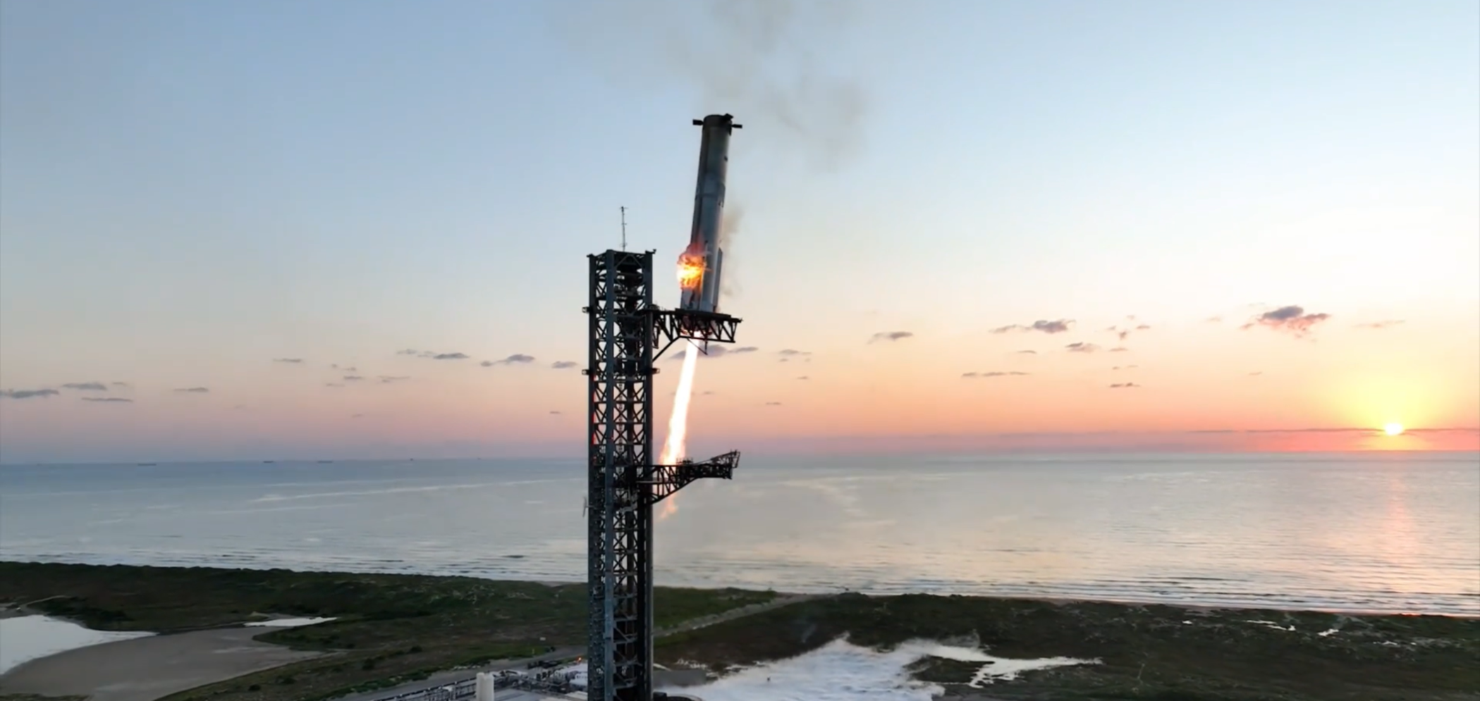 VÍDEOS: veja o propulsor da Starship voltando à base e a nave pousando no mar