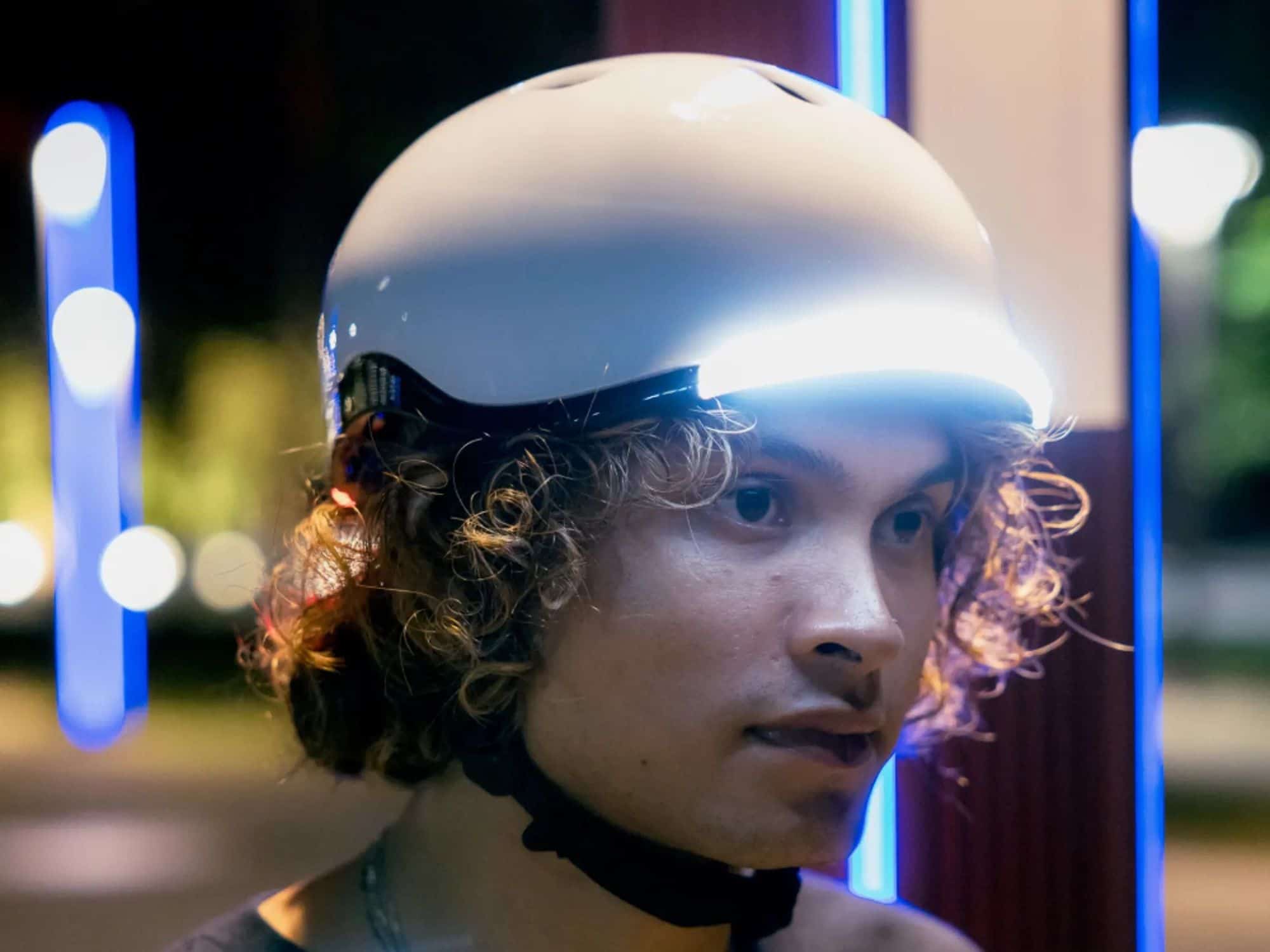 Capacete de bicicleta inovador tem iluminação 360º e detector de colisão