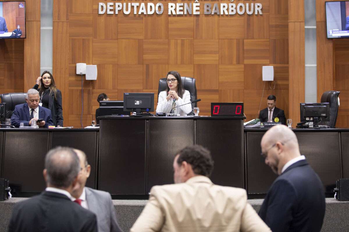 Deputados Estaduais aprovam projeto do governo que proíbe uso do celular em sala de aula | FTN Brasil