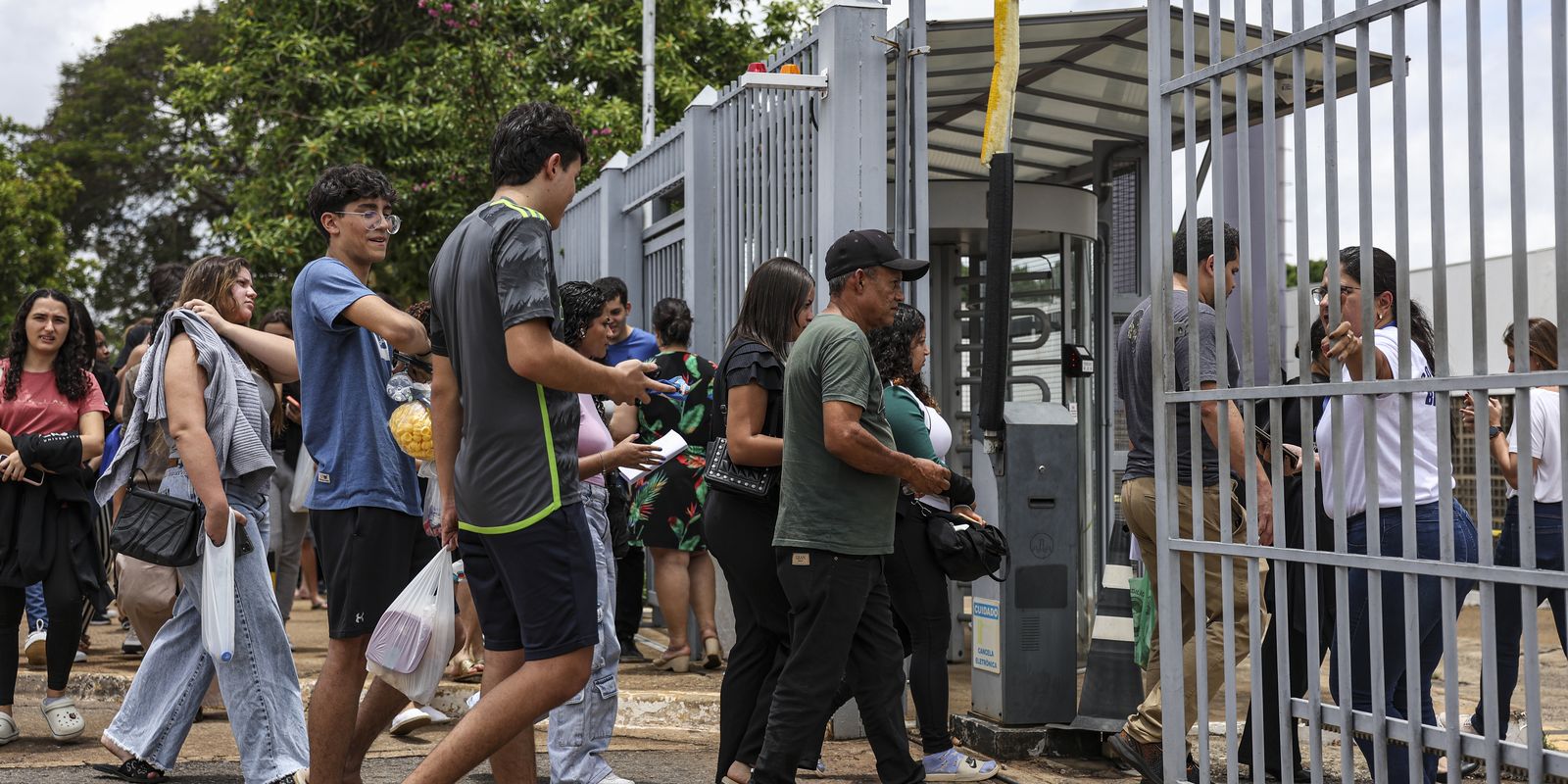 Estudantes aprovam tema da redação do Enem, mas acham prova cansativa