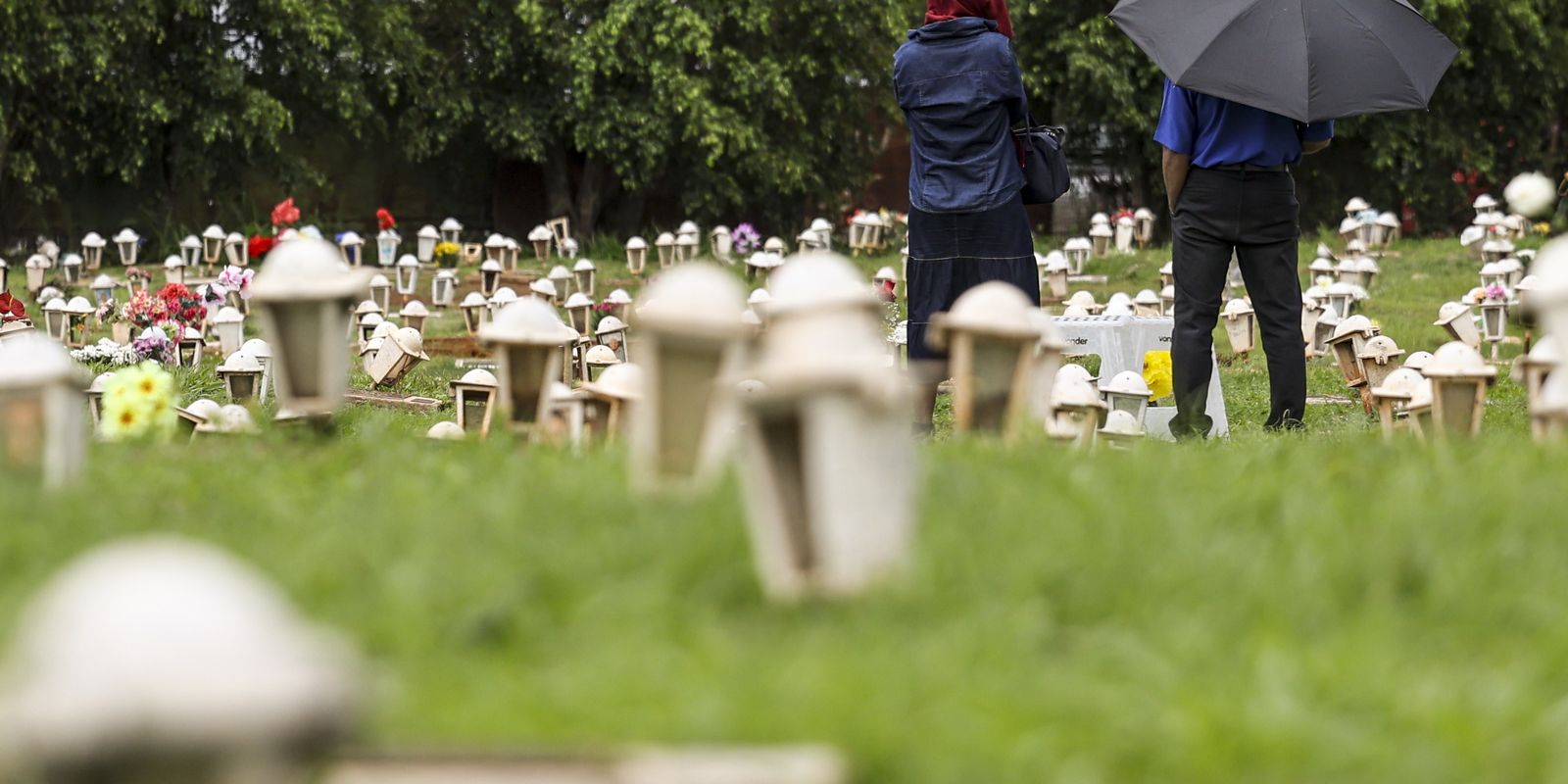 Familiares homenageiam entes queridos em Dia de Finados