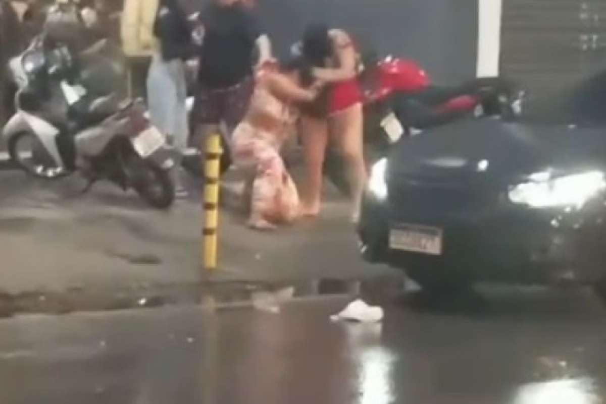 Mulheres brigam em rua da Capital na saída de casa noturna | FTN Brasil