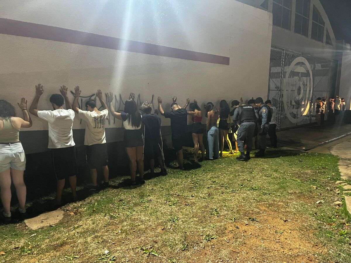 Polícia Militar conduz 26 pessoas e fecha festa regada a álcool e drogas em frente à UFMT | FTN Brasil