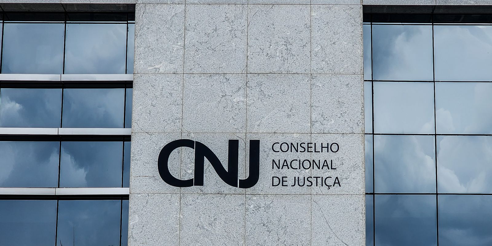 CNJ suspende pagamento de auxílio-alimentação de R$ 10 mil para juízes