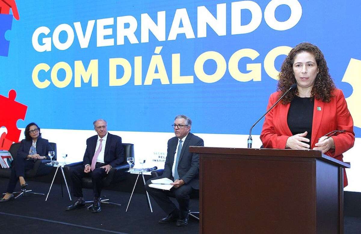 ‘Empresas públicas são estratégicas para a economia e não oneram os cofres públicos’, disse ministra Esther | FTN Brasil