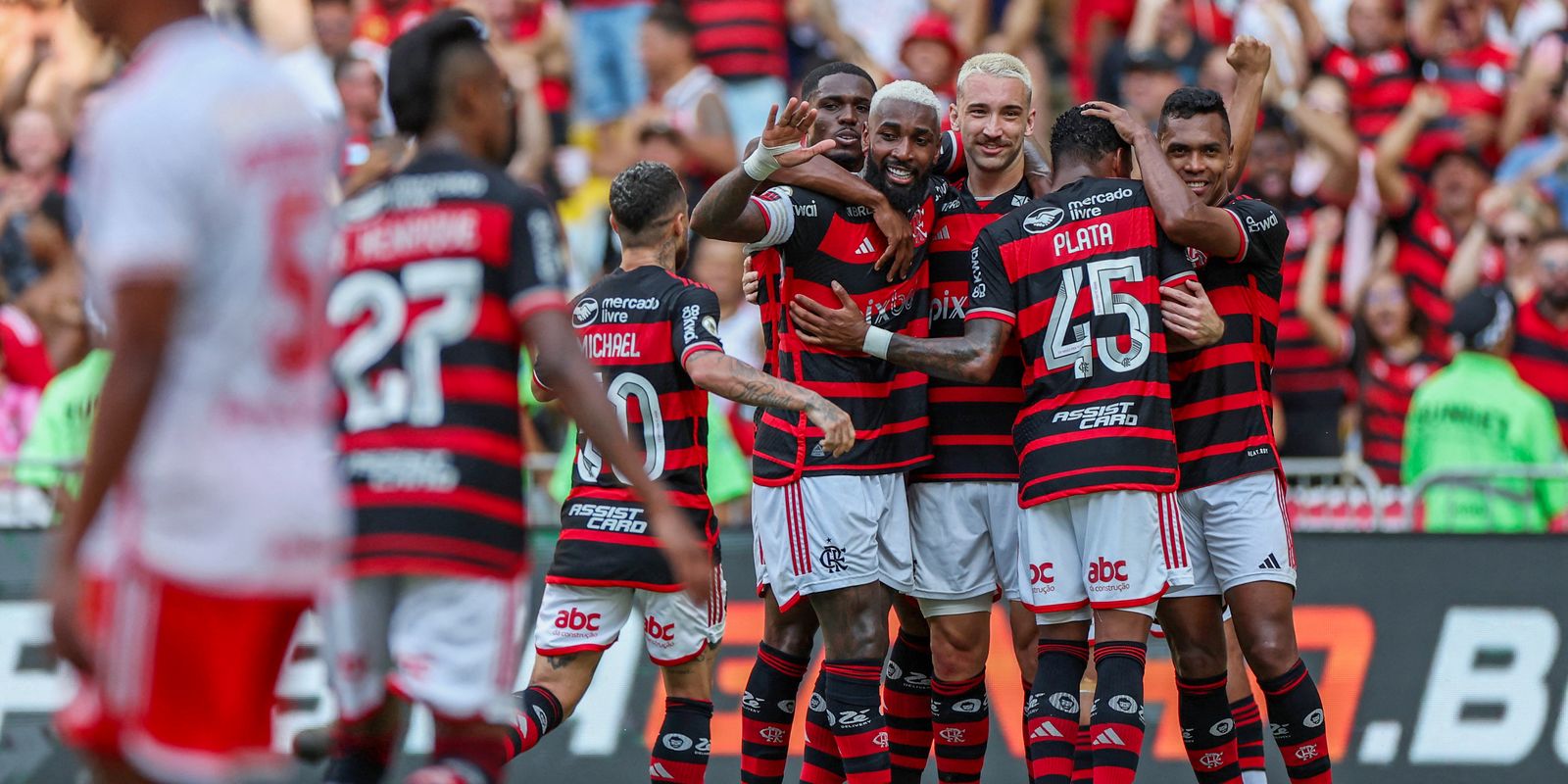 Flamengo vence e tira Inter da briga pelo título brasileiro