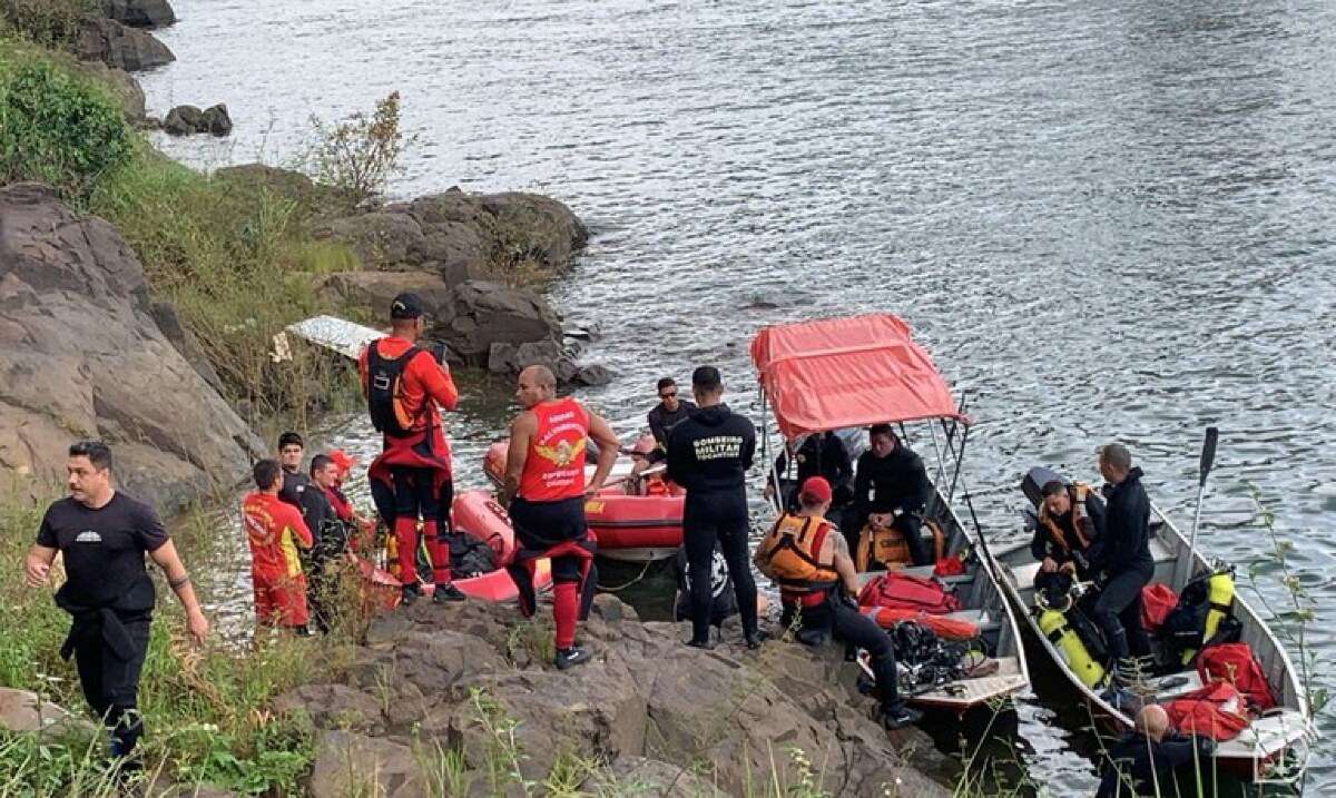 Mergulhadores da Marinha e do Corpo de Bombeiros localizam mais duas vítimas do desabamento de ponte | FTN Brasil