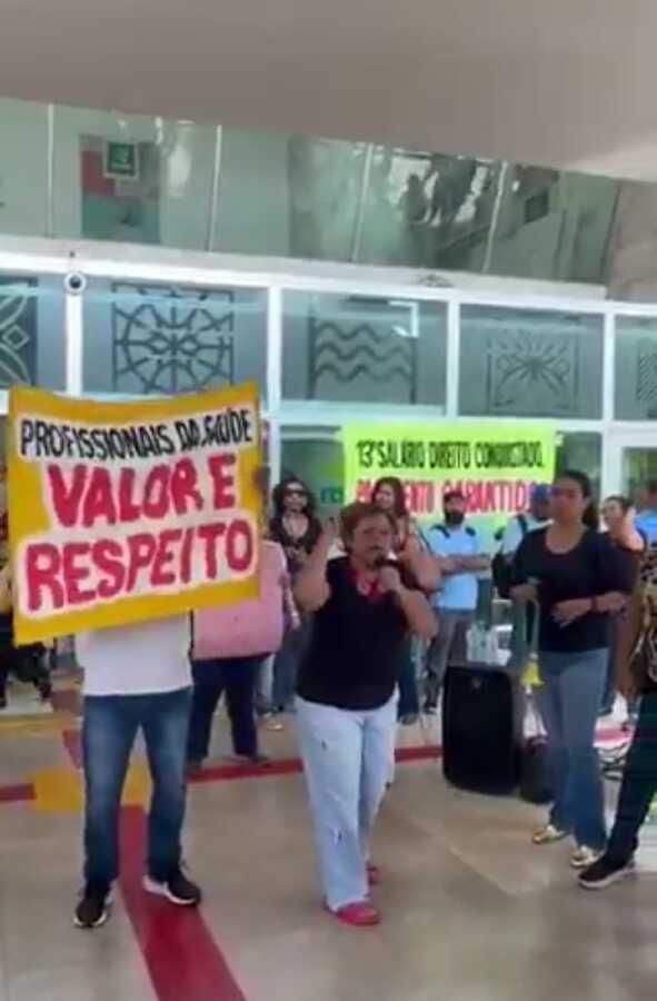 Servidores da Saúde realizam protesto em frente a Prefeitura de Cuiabá e cobram pagamento do 13º | FTN Brasil