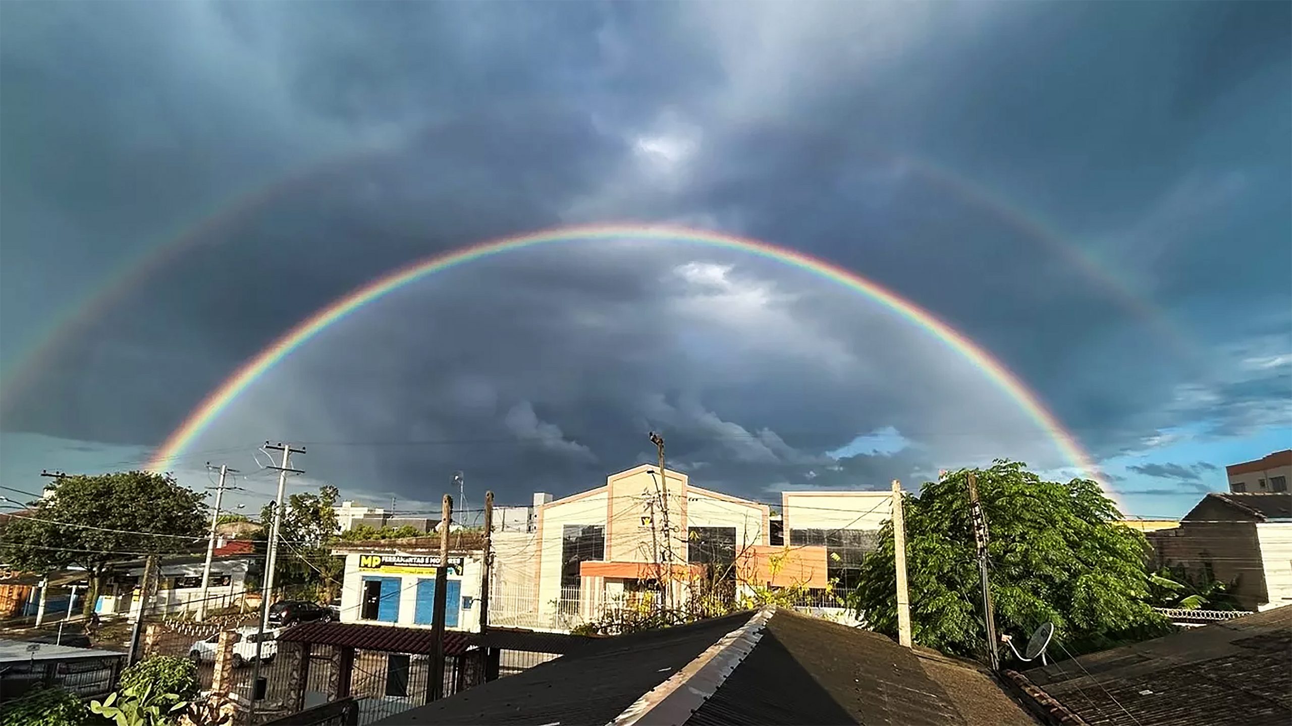 Veja imagens incríveis de um arco-íris duplo formado no céu do RS