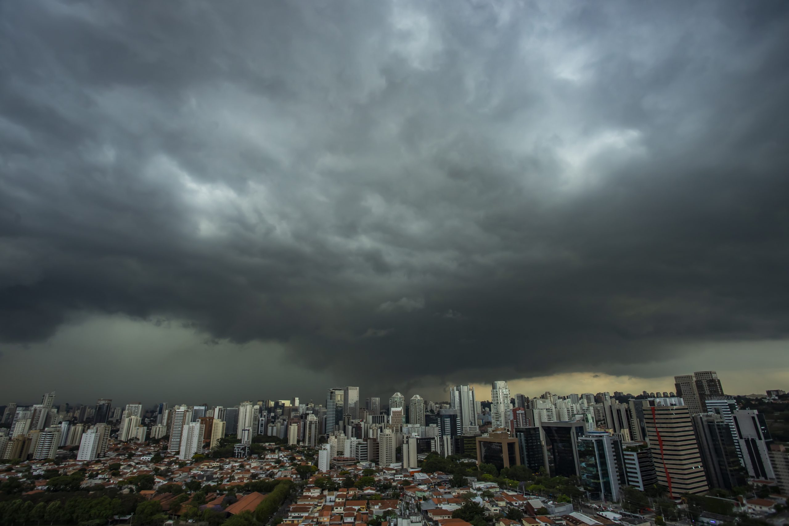 mais de 200 mil imóveis seguem sem energia após temporal