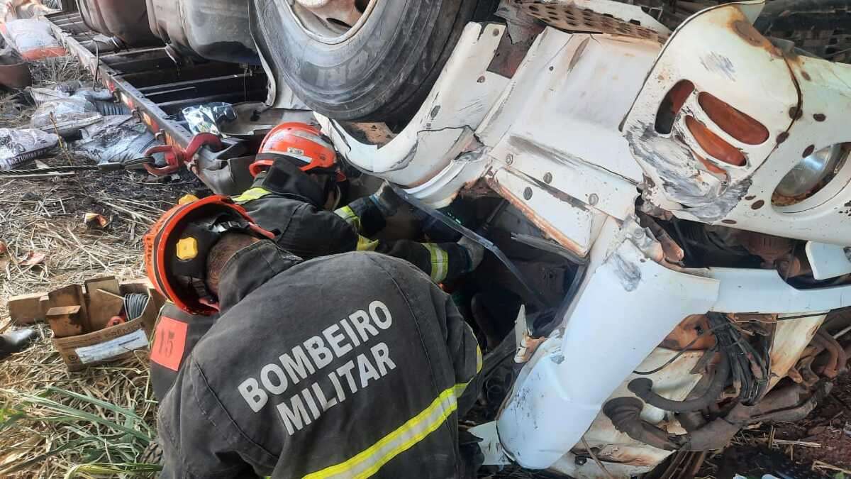 Bombeiros Militar retiram vítima presa às ferragens de veículo após acidente na MT-320 | FTN Brasil