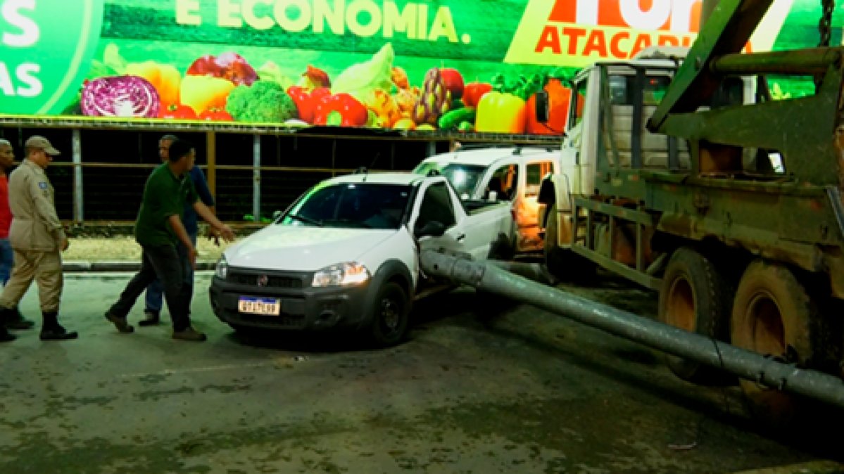 Caminhão desgovernado provoca acidente na Avenida Fernando Corrêa e deixa idoso ferido | FTN Brasil