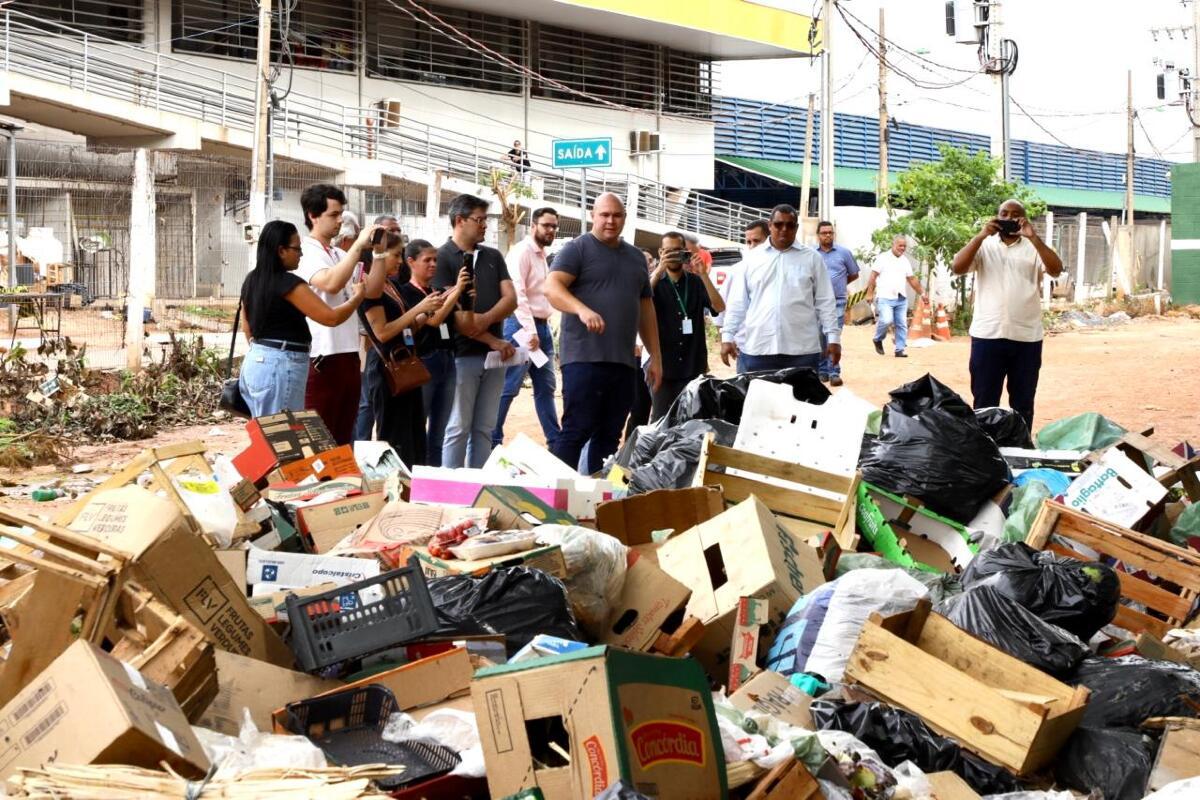 “Essa é uma área importante para a cidade, e precisamos garantir um ambiente limpo e seguro”, declarou Abilio ao flagrar descarte irregular de lixo no Mercado do Porto | FTN Brasil