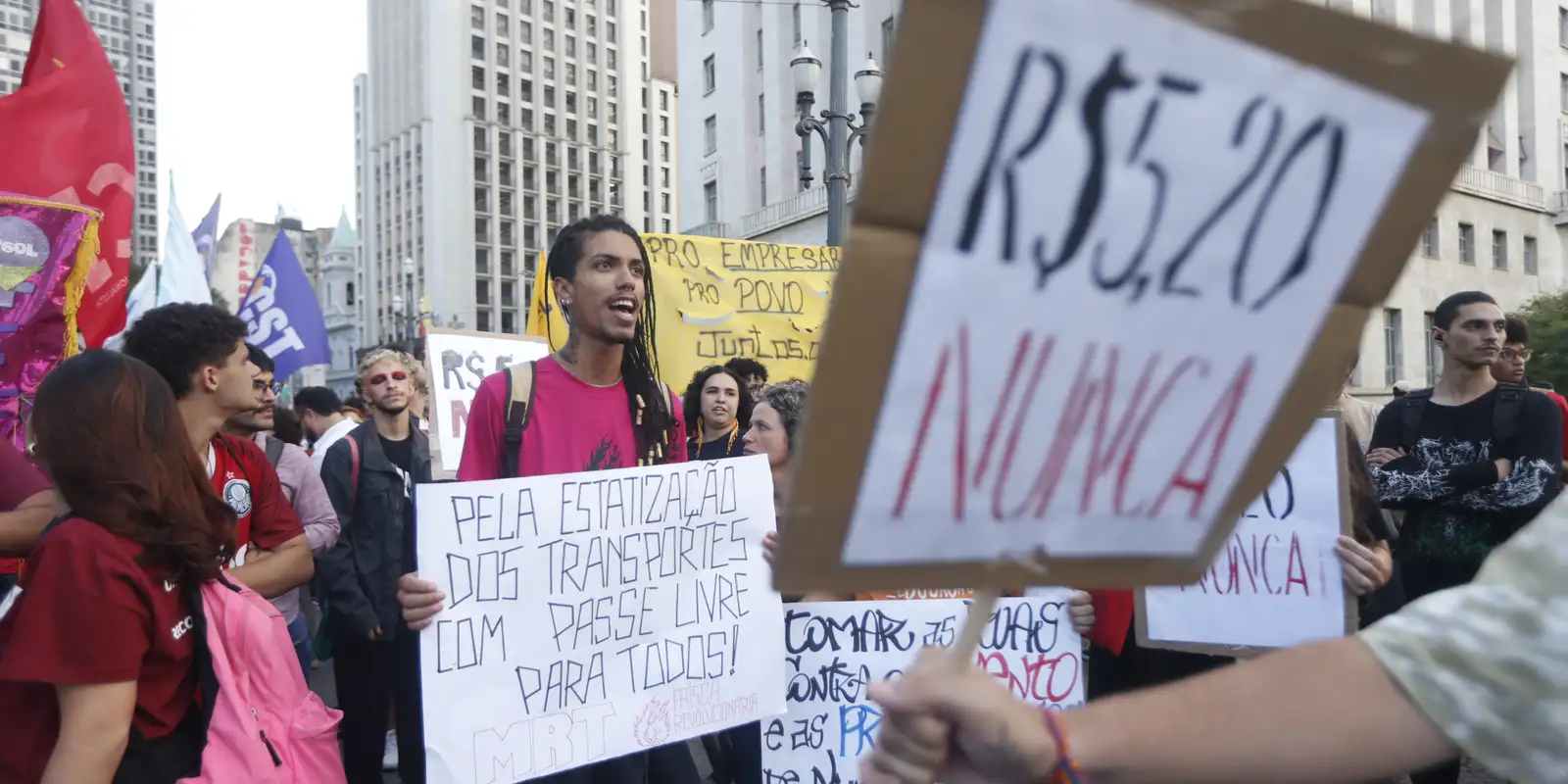 Manifestantes protestam contra aumento das passagens municipais em SP