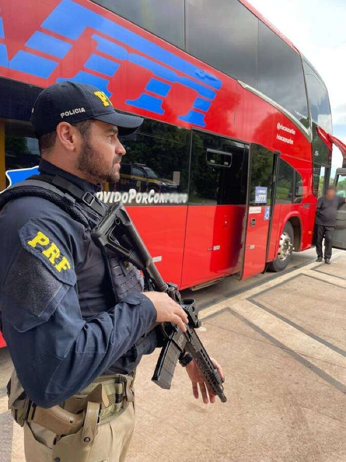 PRF apreende skunk e pasta base de cocaína em ônibus interestadual na BR-070 | FTN Brasil