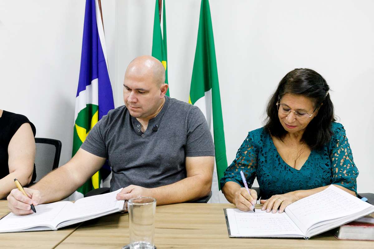 Prefeito e secretária de Educação empossam quase 500 gestores escolares em Cuiabá | FTN Brasil