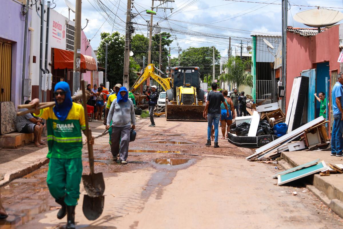 Prefeitura atua com ampla frente de trabalho no bairro São Mateus após alagamento | FTN Brasil